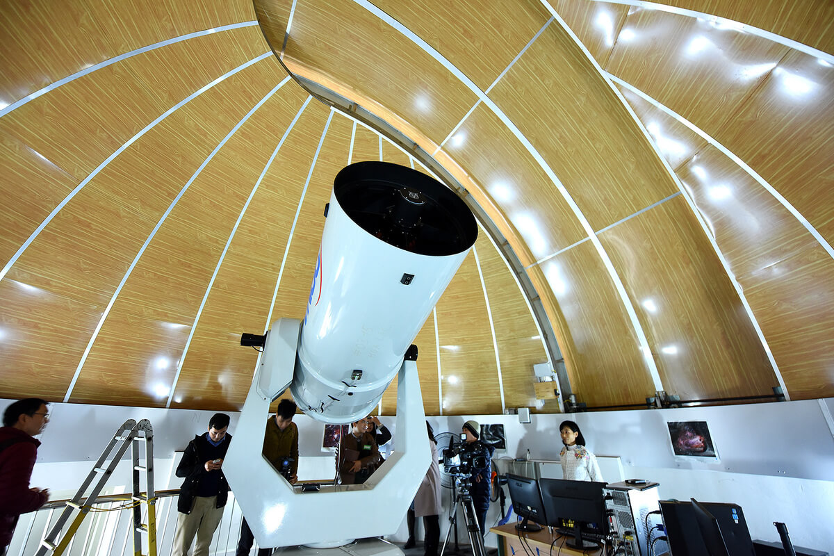 Kính thiên văn quang học với đường kính 0,5 m đặt phía trên đài quan sát để tìm hiểu về bầu trời. (1)