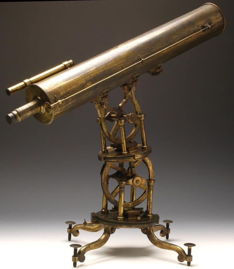 Vào những năm 1820, Augustin-Jean Fresnel (nhà vật lý và kỹ sư người Pháp) đã phát triển kính thiên văn tổ hợp đầu tiên