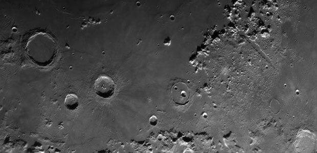 Mặt trăng qua một kính thiên văn lớn, chất lượng cao ở độ phóng đại 350x.